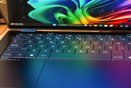 Hp Omnibook X Flip 14 Review Xataka Analisis Teclado Recurso Pantalla Reflejo