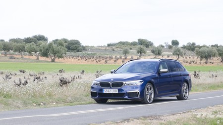 Probamos el BMW M550d xDrive Touring: 400 CV y cuatro turbos para un coche diésel familiar que emociona y sorprende por consumo
