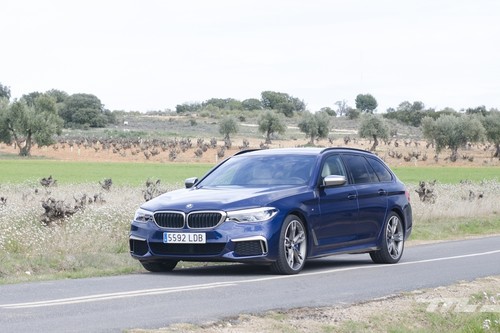 Probamos el BMW M550d xDrive Touring: 400 CV y cuatro turbos para un coche diésel familiar que emociona y sorprende por consumo