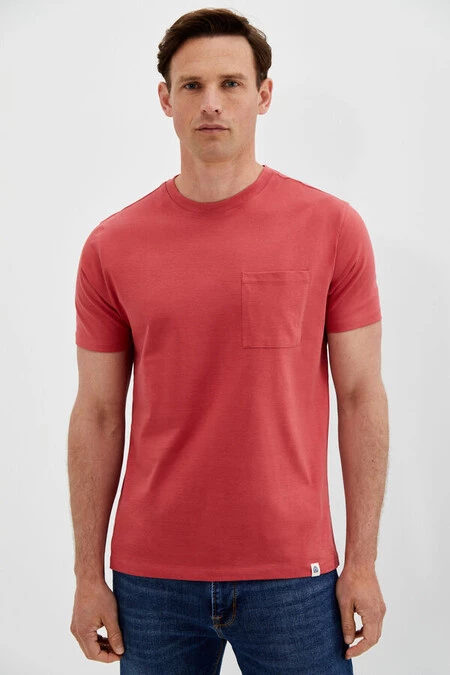 Camiseta cuello caja con bolsillo