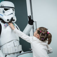 La Legión 501 de los soldados imperiales se ha paseado por las áreas de pediatría de distintos hospitales españoles para celebrar el día de Star Wars