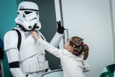 La Legión 501 de los soldados imperiales se ha paseado por las áreas de pediatría de distintos hospitales españoles para celebrar el día de Star Wars