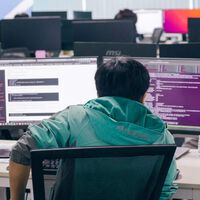 La IA prometió transformar el trabajo, pero sus usuarios van perdiendo el romance: un estudio revela la creciente frustración laboral 