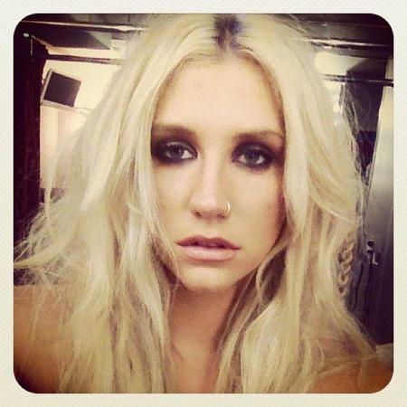 A ver si os enteráis que el Ratoncito Pérez no existe, incultos... ¡es Ke$ha!