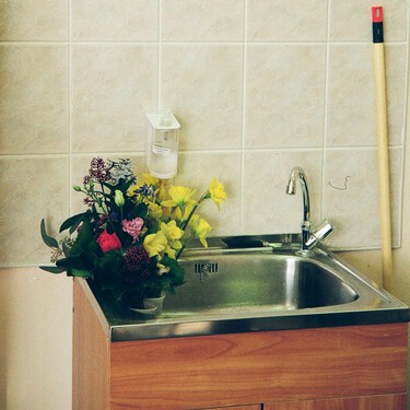 La mezcla limpiadora mágica que se hace en casa con tres ingredientes para dejar el fregador brillante y sin cal