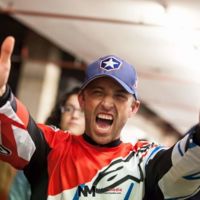 Kenny Noyes va recuperando la consciencia y abre los ojos