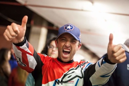 Kenny Noyes va recuperando la consciencia y abre los ojos