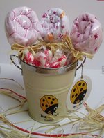 Piruletas de ropa como regalo para un recién nacido