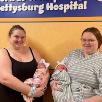 Un par de gemelas idénticas dio a luz a sus bebés el mismo día: fue a visitar a su hermana y se puso de parto