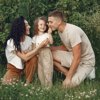 Los padres que crían con inteligencia emocional hacen estas siete cosas