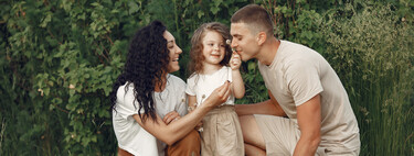 Los padres que crían con inteligencia emocional hacen estas siete cosas 