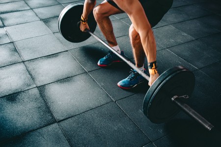 15 ejercicios solo con una barra olímpica y discos para entrenar todo tu cuerpo