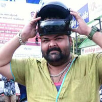 Este hombre tiene la cabeza tan grande que es el único que legalmente puede ir sin casco en moto. Es una leyenda, y no existen cascos de su talla