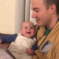 El tierno vídeo de una bebé sonriendo al escuchar a su padre leerle un cuento con diferentes voces