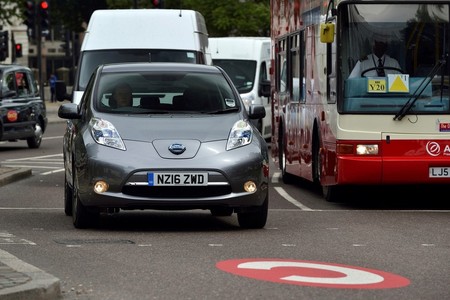 Los eléctricos dominarán las ciudades en 2030, pero solo las más "ricas"