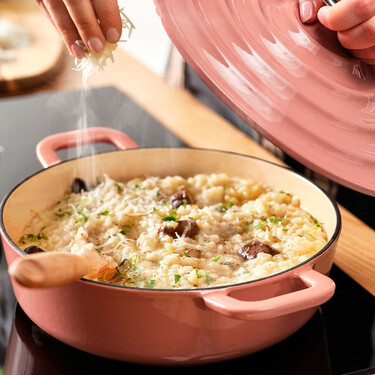 Ikea lanza su propia versión de olla tipo Le Creuset en un bonito color rosa y por menos de 40 euros 