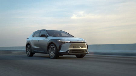 El Toyota bZ4X es el primer eléctrico de la marca: un SUV con panel solar y 500 km de autonomía