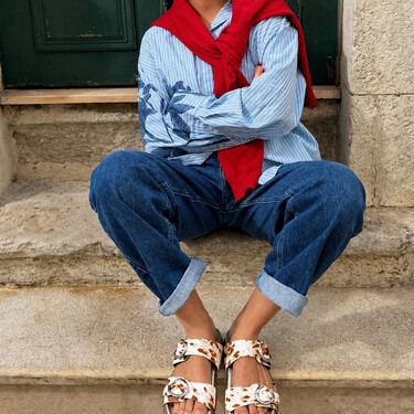 Cinco sandalias con tiras ajustables tipo Birkenstock súper elegantes y cómodas para los pies hinchados  