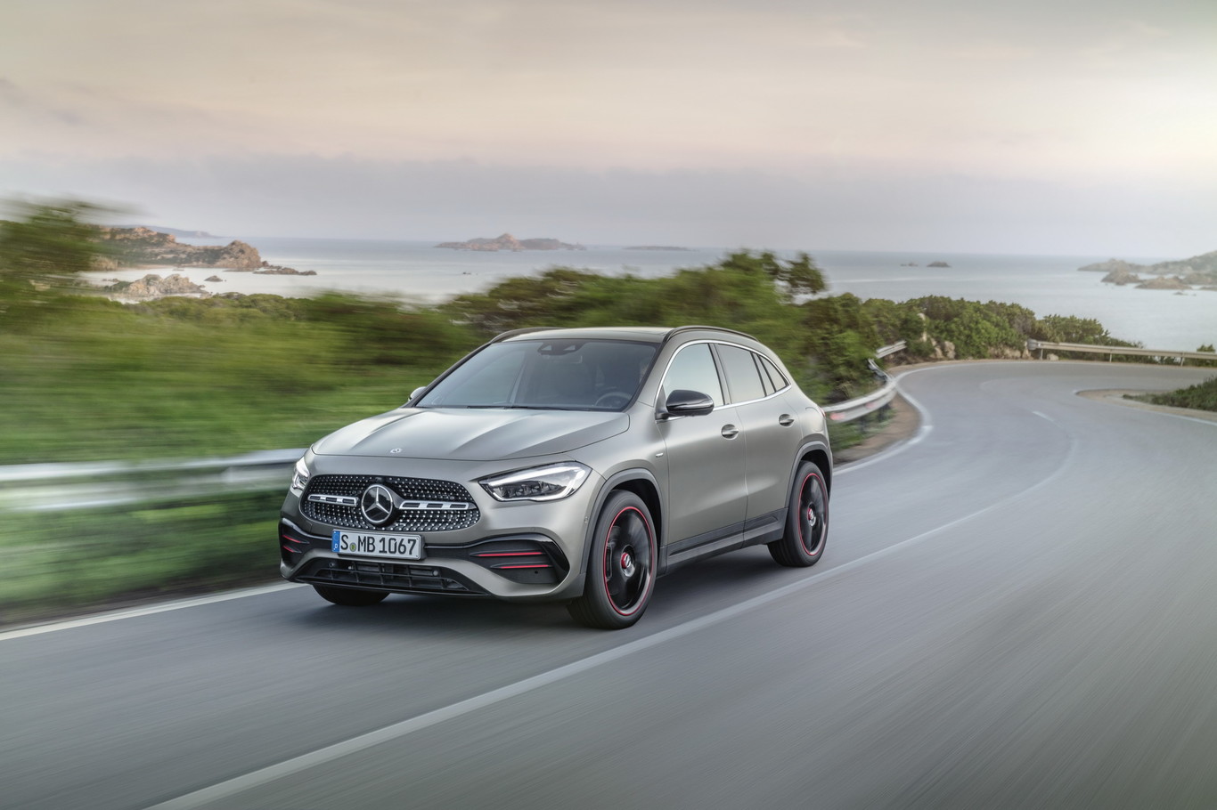 El Mercedes-Benz GLA 2021 evoluciona en una segunda generación tan chic como aventurera