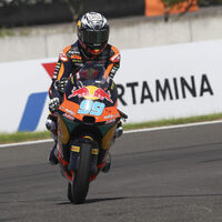 José Antonio Rueda es campeón del mundo de Moto3 ganando una carrera caótica en Indonesia 