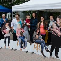 Colocan en Canadá figuras de cartón de madres amamantando para normalizar la lactancia 