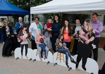 Colocan en Canadá figuras de cartón de madres amamantando para normalizar la lactancia