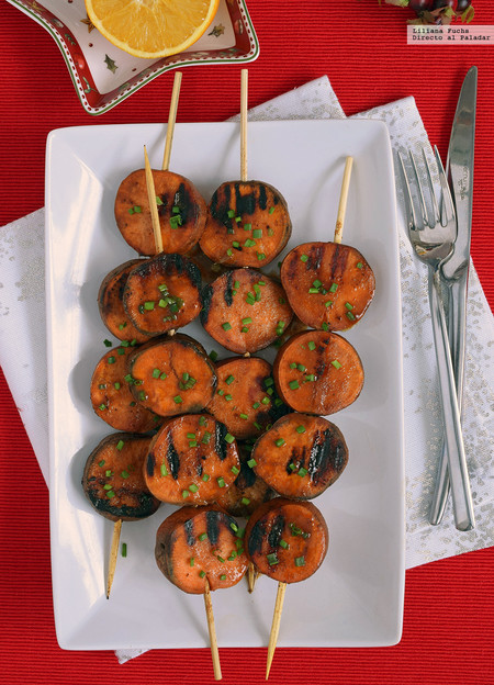 Brochetas de boniato glaseado con naranja, miso y miel. Receta saludable