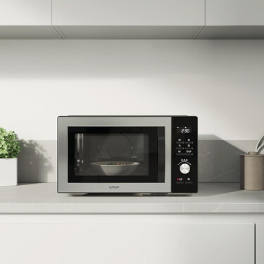 Este microondas a precio mínimo hace que cocinar sea rápido y su función autolimpieza facilita el mantenimiento