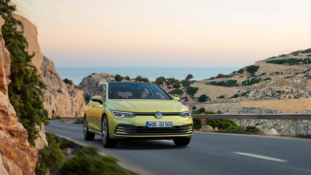 El Volkswagen Golf 8 va a llegar un poco más tarde: se retrasa por problemas con la llamada de emergencia