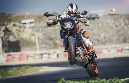 Si tienes una KTM 690 Duke o 690 Duke R atento: llamada a revisión para todas las unidades de 2012 a 2016