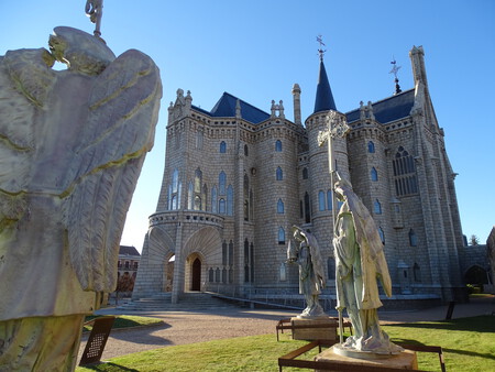 Exterior y Jardines del Palacio Episcopal de Astorga / Ayuntamiento de Astorga