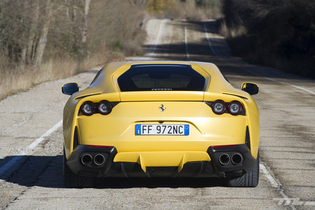 Ferrari 812 Superfast trasera