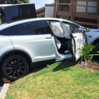 ¿Se chocó solo este Tesla Model X, como afirma su dueño? Tesla sabe que no