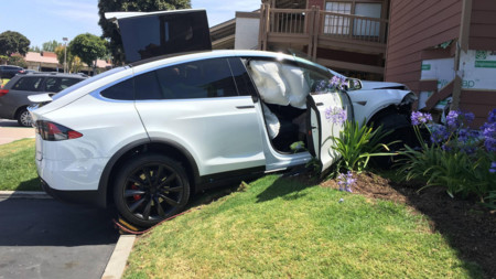 ¿Se chocó solo este Tesla Model X, como afirma su dueño? Tesla sabe que no
