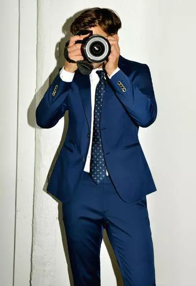 Johannes Huebl vuelve a mostrar su estilo, esta vez en la colección Spring-Summer de Zara