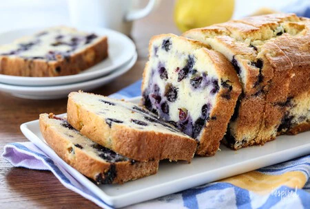 Receta de panqué de ralladura de limón eureka, blueberry y yogur griego. Te reconfortará el corazón