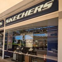 Skechers triunfa rebajando casi a mitad de precio las sandalias más cómodas para caminar durante horas este verano 