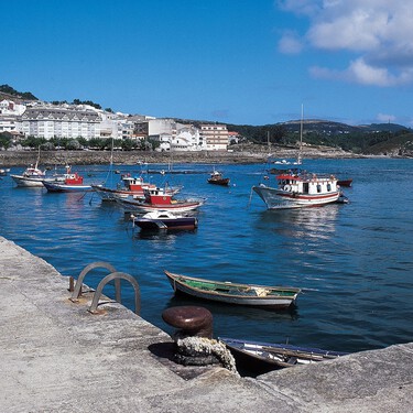 El pueblo costero rodeado de playas y acantilados que hay que ver en Galicia: con un templo del siglo XVII y una cueva marina