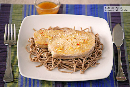 Receta de atún marinado a la naranja y jengibre con fideos soba