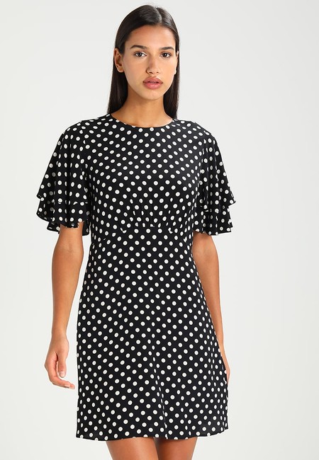 60% de descuento en el vestido negro de lunares New Look Spot Double Sleeve Tea en Zalando: ahora cuesta sólo 11,95 euros