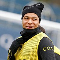 Mbappé no tiene carnet pero sí el Ferrari con el que sueñas, y disfruta de otros muchos coches que tampoco conduce