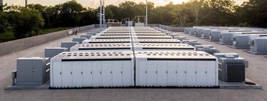 China ha muerto de éxito con la energía renovable: produce mucha y tiene más baterías que nadie para almacenarla, pero no las usa 