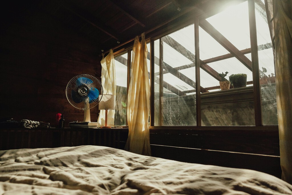 Parece una locura, pero hay quien pone el ventilador apuntando hacia las ventanas en vez de hacia ellos. No siempre es buena idea 