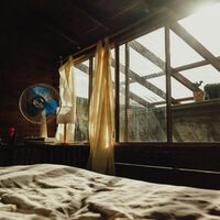 Hay quien pone el ventilador apuntando hacia las ventanas en vez de hacia ellos. Parece una locura, pero a veces tiene todo el sentido