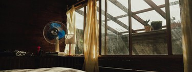 Hay quien pone el ventilador apuntando hacia las ventanas en vez de hacia ellos. Parece una locura, pero a veces tiene todo el sentido