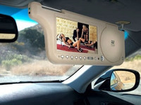 El sitio definitivo para un reproductor de DVD: el parasol del coche