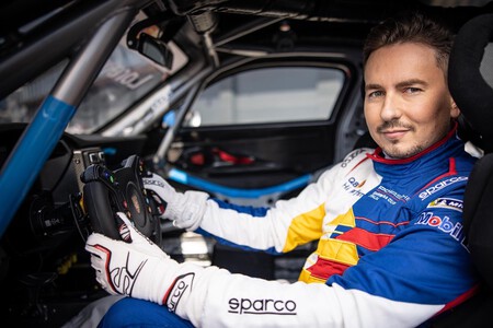 Jorge Lorenzo Se Pasa A Los Coches 003