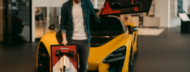 Podemos não ter uma McLaren ou uma Ferrari em casa, mas, graças a este cavalheiro, podemos construir esculturas de papel de carros lendários 