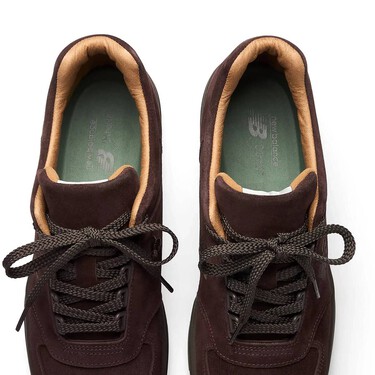 New Balance ha lanzado las zapatillas color mousse que los amantes del café turco llevarán en todos sus looks de primavera