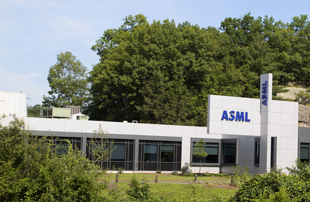 EEUU está lanzando golpes a China. Muchos de ellos los está encajando el gigante europeo de los chips ASML